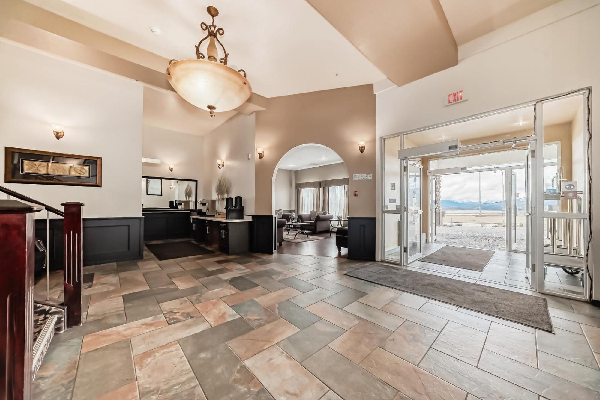 Grande Cache Inn & Suites ภายนอก รูปภาพ